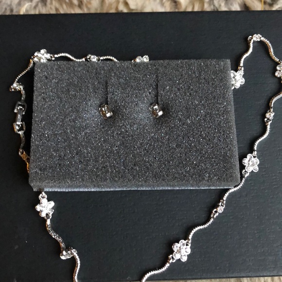 Avon Pretty necklace set - Picture 4 of 5